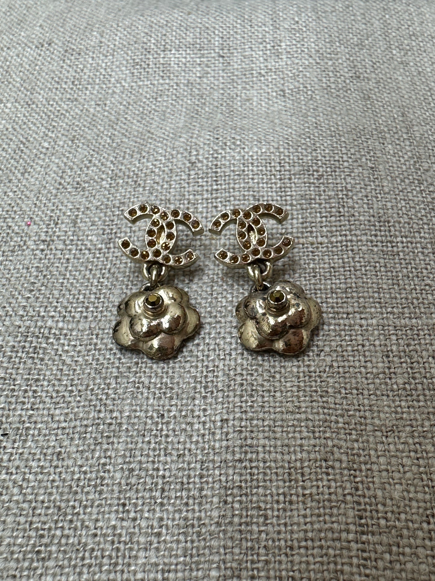 Chanel Camelia Flower CC örhängen