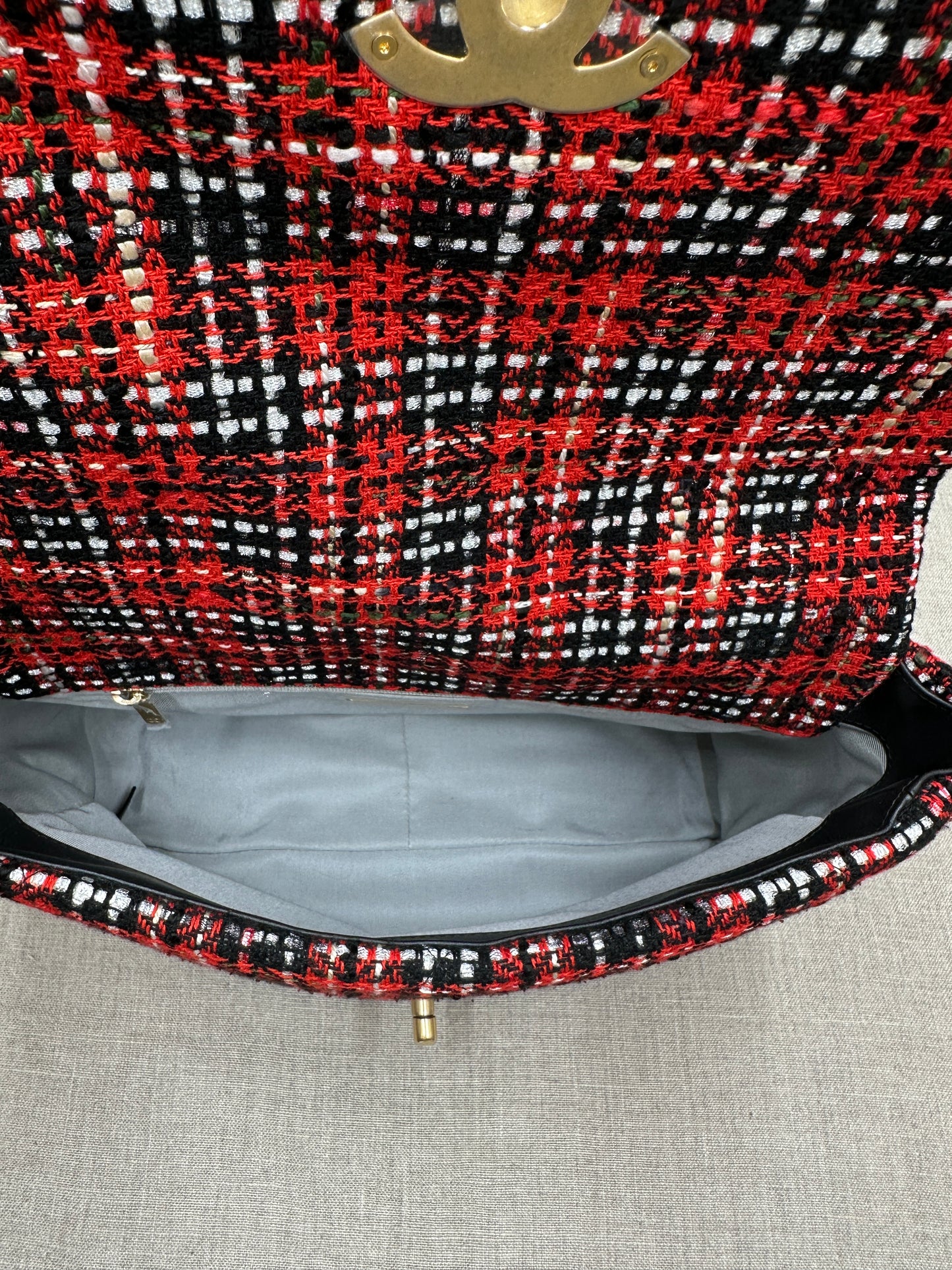 Chanel Maxi 19 tweed
