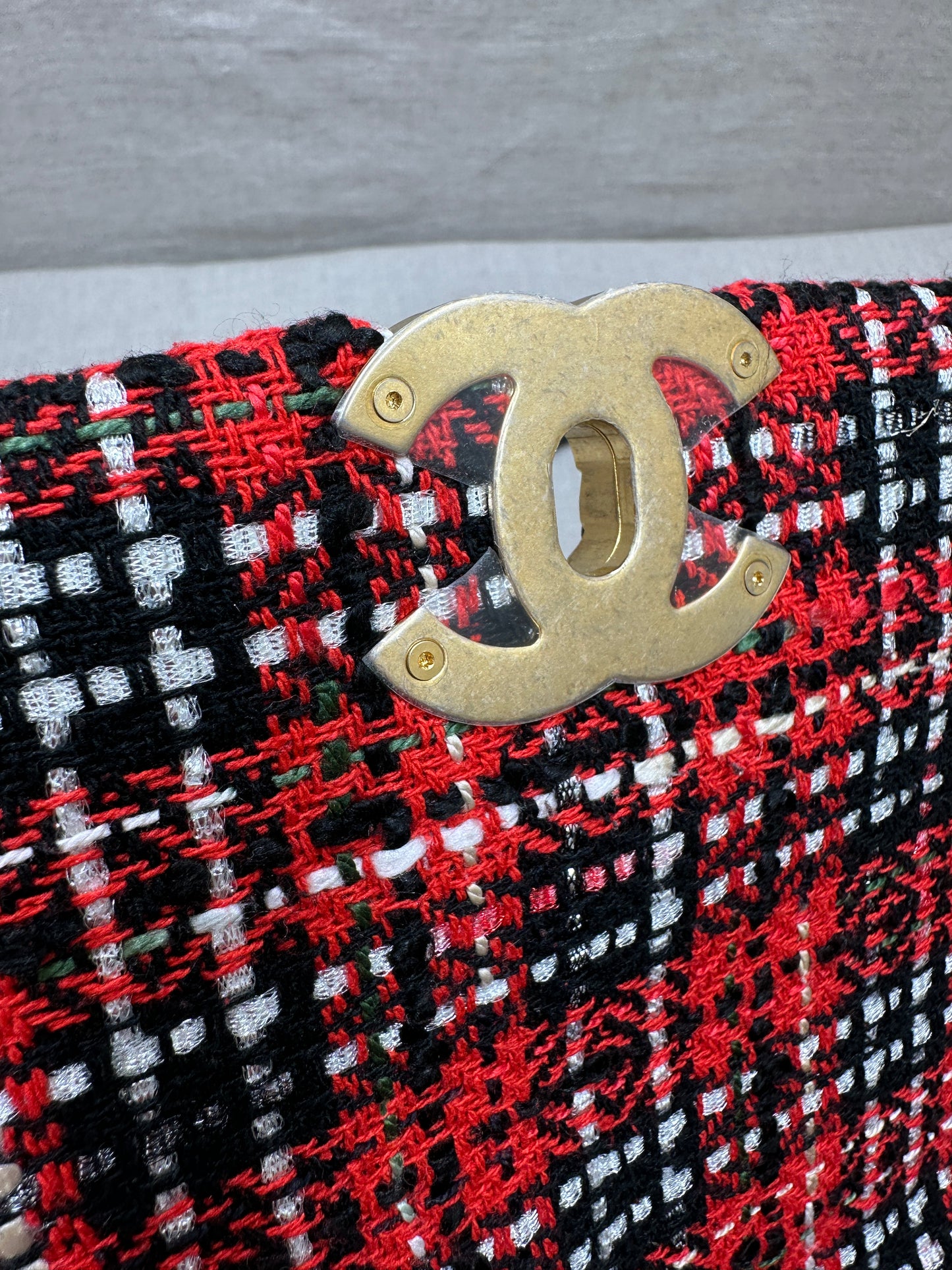 Chanel Maxi 19 tweed