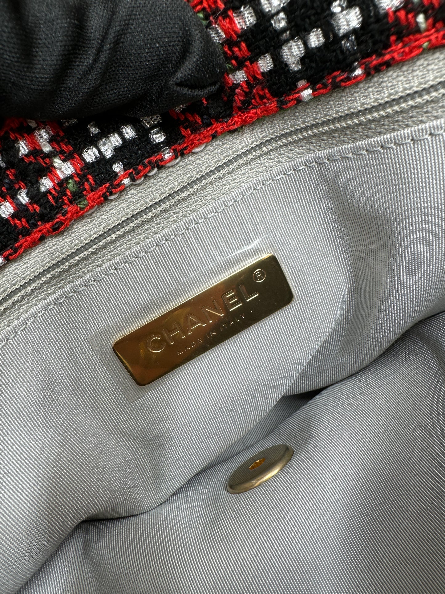 Chanel Maxi 19 tweed