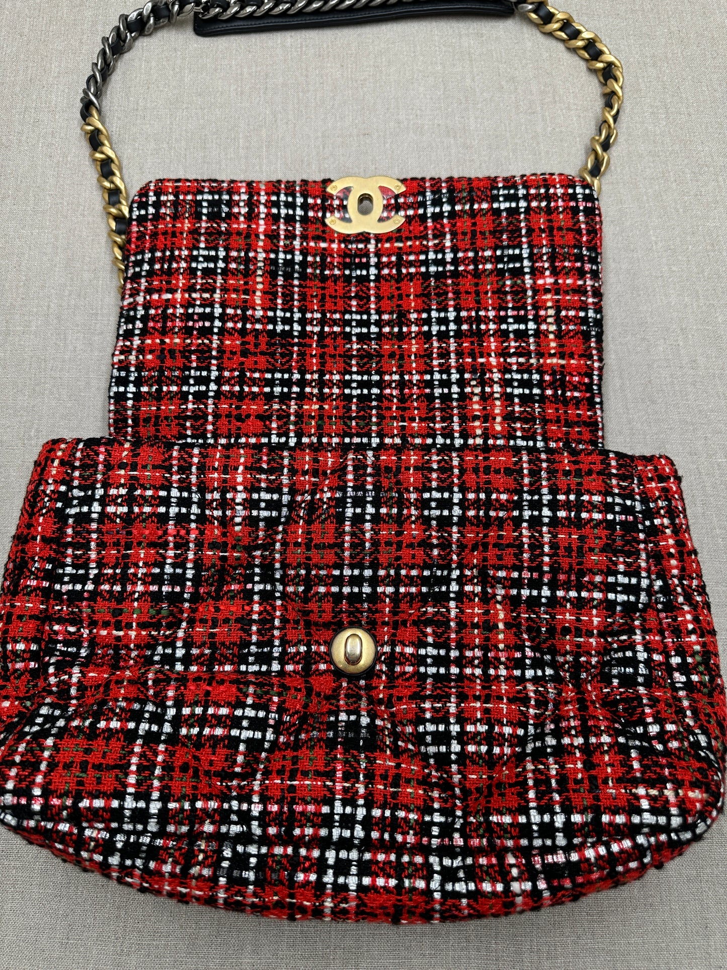 Chanel Maxi 19 tweed