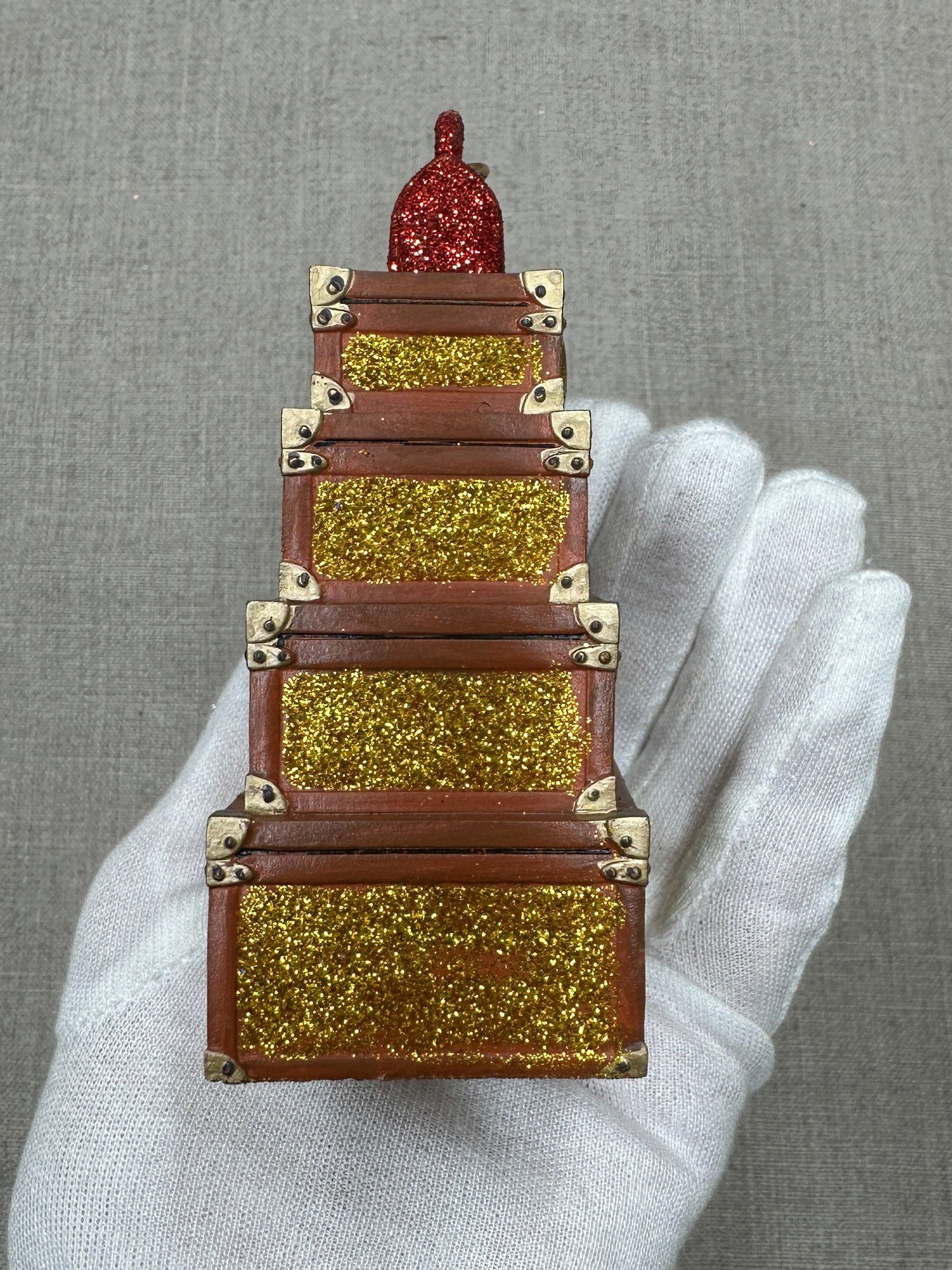 Louis Vuitton julgrans dekoration Koffertar